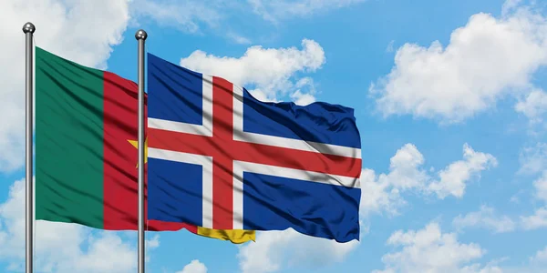 Bandera de Camerún e Islandia ondeando en el viento contra el cielo azul nublado blanco juntos. Concepto diplomático, relaciones internacionales . — Foto de Stock