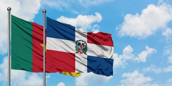 Камерун та Домініканська Республіка прапор розмахуючи на вітрі від білого хмарного синього неба разом. Концепція дипломатії, міжнародні відносини. — стокове фото