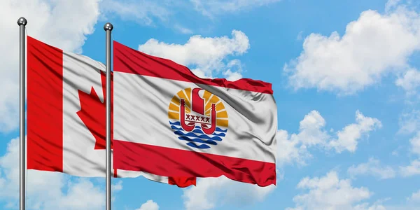 Bandera de Canadá y Polinesia Francesa ondeando en el viento contra el cielo azul nublado blanco juntos. Concepto diplomático, relaciones internacionales . — Foto de Stock