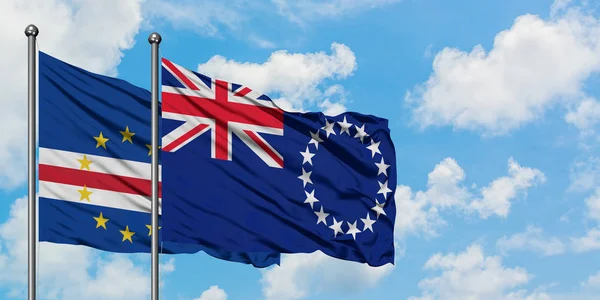 佛得角和库克群岛国旗在风中飘扬，与白云蓝天相得开。外交概念、国际关系. — 图库照片