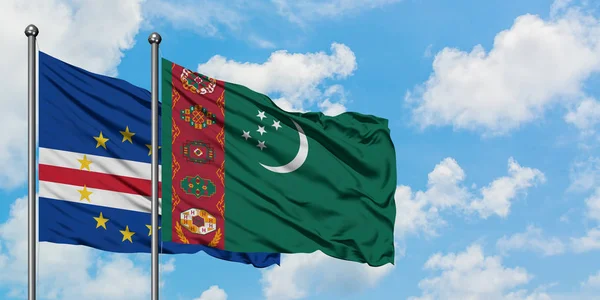 Bandera de Cabo Verde y Turkmenistán ondeando en el viento contra el cielo azul nublado blanco juntos. Concepto diplomático, relaciones internacionales . — Foto de Stock