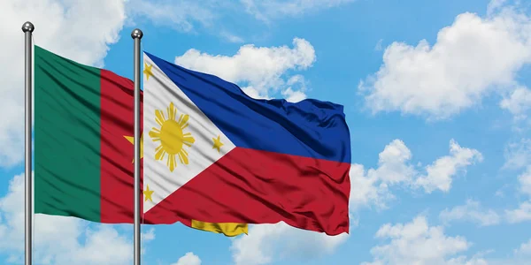 Флаг Камеруна и Филиппин размахивает ветром против белого облачно-синего неба вместе. Концепция дипломатии, международные отношения . — стоковое фото