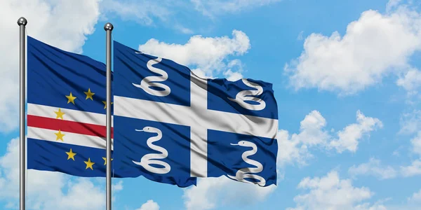 Bandera de Cabo Verde y Martinica ondeando en el viento contra el cielo azul nublado blanco juntos. Concepto diplomático, relaciones internacionales . — Foto de Stock