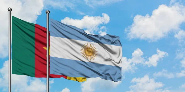 Bandera de Camerún y Argentina ondeando en el viento contra el cielo azul nublado blanco juntos. Concepto diplomático, relaciones internacionales . — Foto de Stock