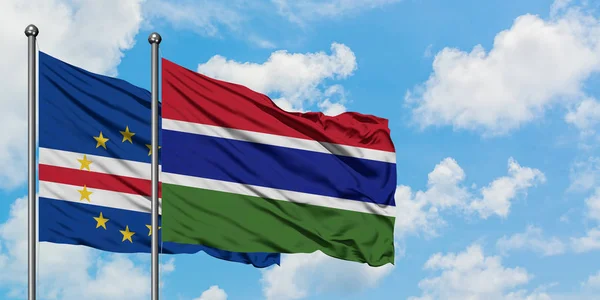 Capo Verde e Gambia sventolano insieme la bandiera contro il bianco cielo blu nuvoloso. Concetto di diplomazia, relazioni internazionali . — Foto Stock