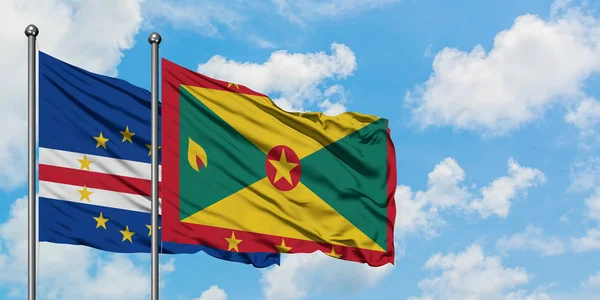 Bandera de Cabo Verde y Granada ondeando en el viento contra el cielo azul nublado blanco juntos. Concepto diplomático, relaciones internacionales . — Foto de Stock