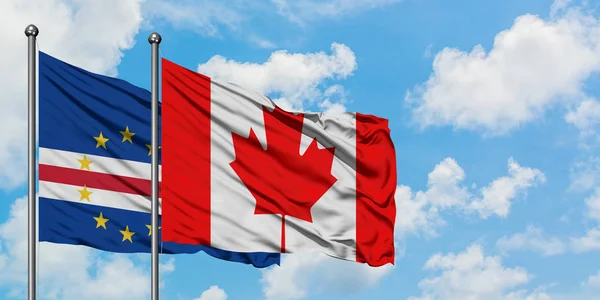Bandera de Cabo Verde y Canadá ondeando en el viento contra el cielo azul nublado blanco juntos. Concepto diplomático, relaciones internacionales . — Foto de Stock