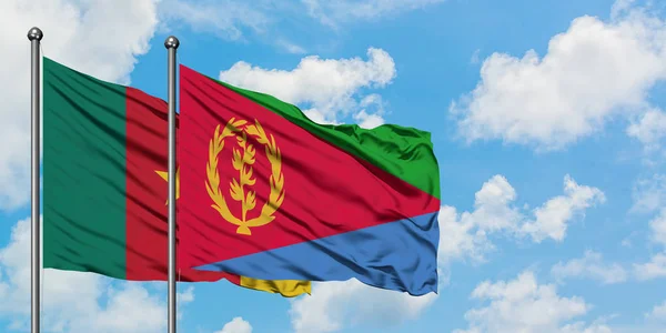 Bandera de Camerún y Eritrea ondeando en el viento contra el cielo azul nublado blanco juntos. Concepto diplomático, relaciones internacionales . — Foto de Stock