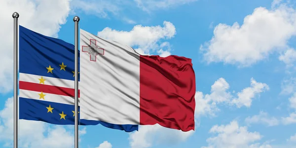 Bandera de Cabo Verde y Malta ondeando en el viento contra el cielo azul nublado blanco juntos. Concepto diplomático, relaciones internacionales . — Foto de Stock