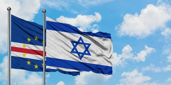 Кабо-Верде і Ізраїлю прапор розмахуючи в вітру проти білого хмарного синього неба разом. Концепція дипломатії, міжнародні відносини. — стокове фото