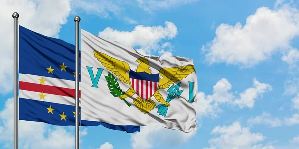 Kap Verde och Amerikanska Jungfruöarna flagga vifta i vinden mot vit grumlig blå himmel tillsammans. Diplomatisk koncept, internationella relationer. — Stockfoto