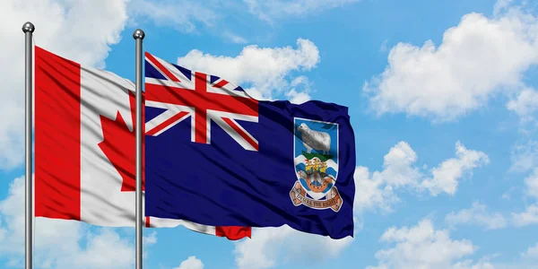 Bandera de Canadá e Islas Malvinas ondeando en el viento contra el cielo azul nublado blanco juntos. Concepto diplomático, relaciones internacionales . —  Fotos de Stock