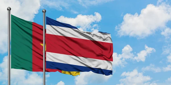 Camerun e Costa Rica bandiera sventolando nel vento contro bianco cielo blu nuvoloso insieme. Concetto di diplomazia, relazioni internazionali . — Foto Stock