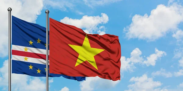 Bandera de Cabo Verde y Vietnam ondeando en el viento contra el cielo azul nublado blanco juntos. Concepto diplomático, relaciones internacionales . — Foto de Stock