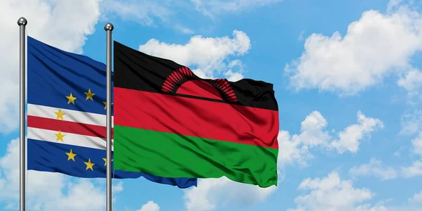 Bandera de Cabo Verde y Malawi ondeando en el viento contra el cielo azul nublado blanco juntos. Concepto diplomático, relaciones internacionales . — Foto de Stock