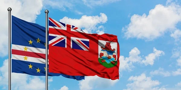 Bandera de Cabo Verde y Bermudas ondeando en el viento contra el cielo azul nublado blanco juntos. Concepto diplomático, relaciones internacionales . — Foto de Stock