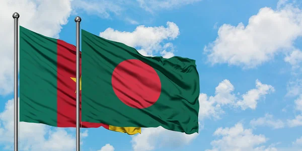Bandera de Camerún y Bangladesh ondeando en el viento contra el cielo azul nublado blanco juntos. Concepto diplomático, relaciones internacionales . — Foto de Stock
