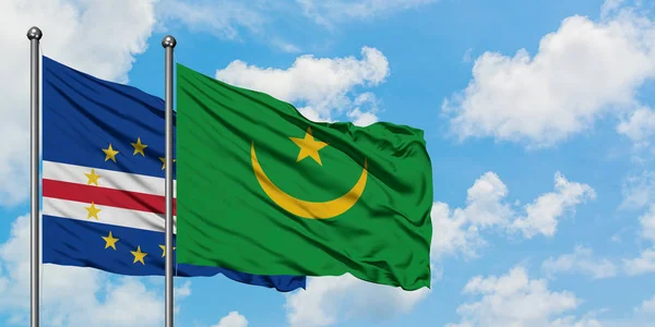 Bandera de Cabo Verde y Mauritania ondeando en el viento contra el cielo azul nublado blanco juntos. Concepto diplomático, relaciones internacionales . — Foto de Stock