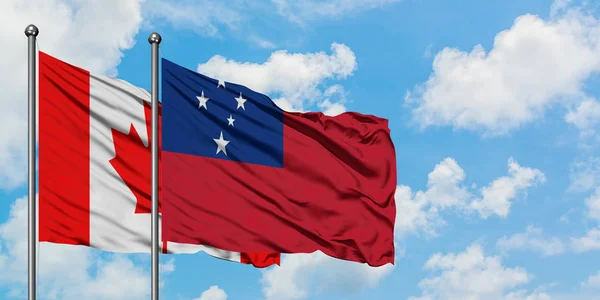 Bandera de Canadá y Samoa ondeando en el viento contra el cielo azul nublado blanco juntos. Concepto diplomático, relaciones internacionales . — Foto de Stock