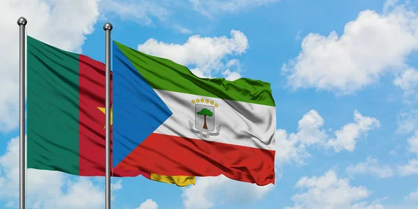 카메룬과 적도 기니 깃발이 하얀 흐린 푸른 하늘을 배경으로 바람에 흔들리고 있습니다. 외교 개념, 국제 관계. — 스톡 사진