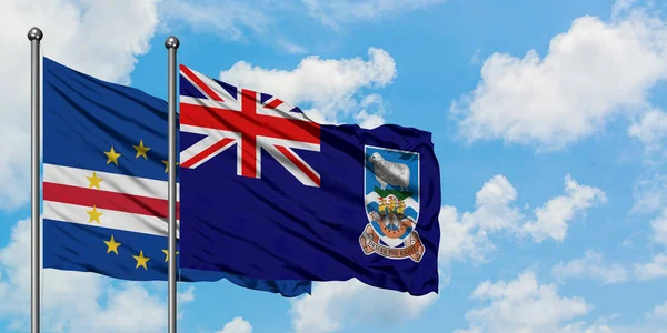 佛得角和福克兰群岛国旗在风中飘扬，与白云蓝天相一起。外交概念、国际关系. — 图库照片