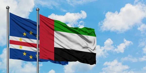Bandera de Cabo Verde y Emiratos Árabes Unidos ondeando en el viento contra el cielo azul nublado blanco juntos. Concepto diplomático, relaciones internacionales . — Foto de Stock