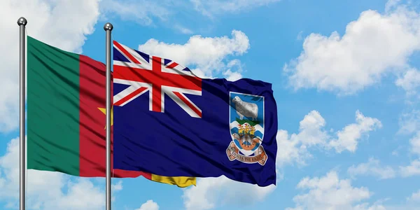 Bandera de Camerún y las Islas Malvinas ondeando en el viento contra el cielo azul nublado blanco juntos. Concepto diplomático, relaciones internacionales . — Foto de Stock