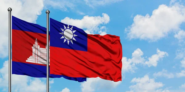 柬埔寨和台湾国旗在风中飘扬，白云蓝天相联。外交概念、国际关系. — 图库照片
