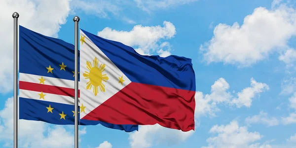 Bandera de Cabo Verde y Filipinas ondeando en el viento contra el cielo azul nublado blanco juntos. Concepto diplomático, relaciones internacionales . — Foto de Stock