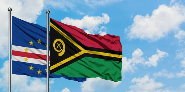 佛得角和瓦努阿图国旗在风中飘扬，共同面对白泛蓝天。外交概念、国际关系. — 图库照片