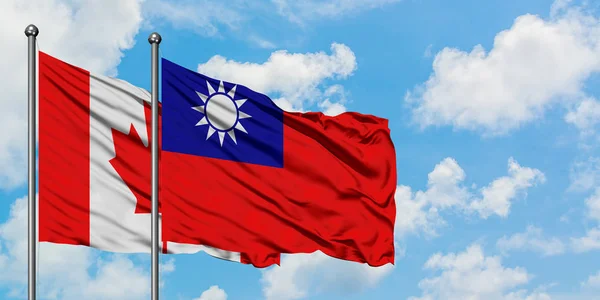 Canada e Taiwan sventolano bandiera nel vento contro bianco cielo blu nuvoloso insieme. Concetto di diplomazia, relazioni internazionali . — Foto Stock