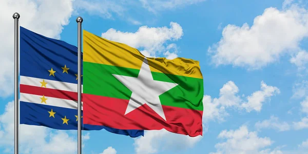 Bandera de Cabo Verde y Myanmar ondeando en el viento contra el cielo azul nublado blanco juntos. Concepto diplomático, relaciones internacionales . — Foto de Stock