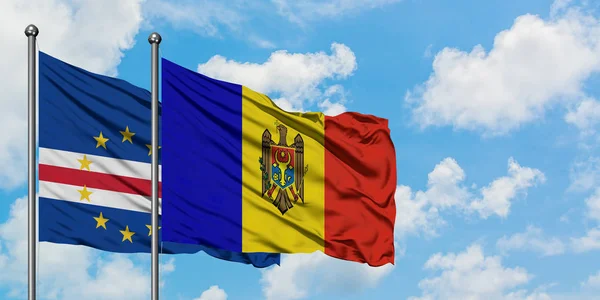 Bandera de Cabo Verde y Moldavia ondeando en el viento contra el cielo azul nublado blanco juntos. Concepto diplomático, relaciones internacionales . — Foto de Stock