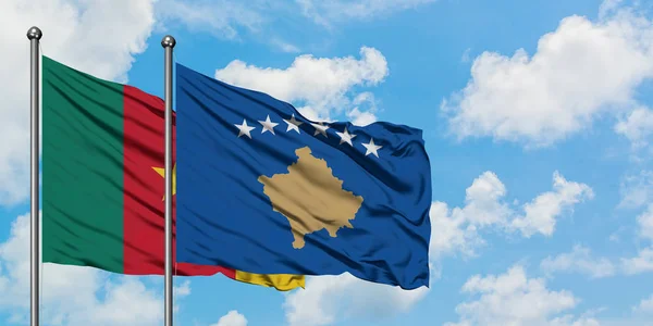 Camerun e Kosovo sventolano insieme la bandiera contro il bianco cielo blu nuvoloso. Concetto di diplomazia, relazioni internazionali . — Foto Stock