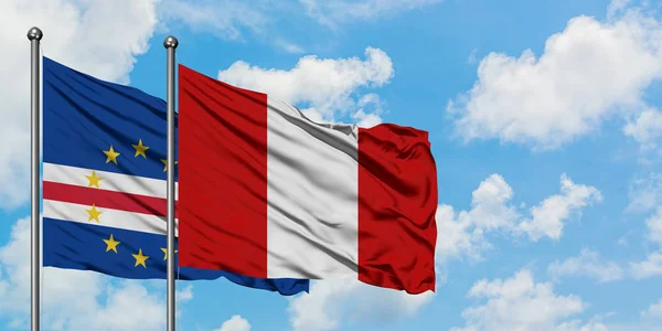 Bandera de Cabo Verde y Perú ondeando en el viento contra el cielo azul nublado blanco juntos. Concepto diplomático, relaciones internacionales . — Foto de Stock