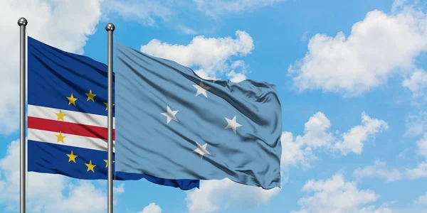 Bandera de Cabo Verde y Micronesia ondeando en el viento contra el cielo azul nublado blanco juntos. Concepto diplomático, relaciones internacionales . — Foto de Stock