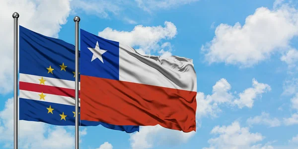 Кабо-Верде і Чилі прапор розмахуючи в вітру проти білого хмарного синього неба разом. Концепція дипломатії, міжнародні відносини. — стокове фото