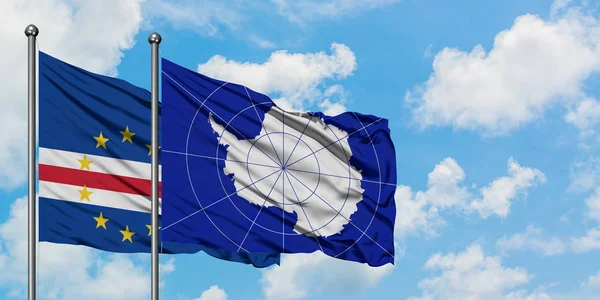 Bandera de Cabo Verde y Antártida ondeando en el viento contra el cielo azul nublado blanco juntos. Concepto diplomático, relaciones internacionales . — Foto de Stock