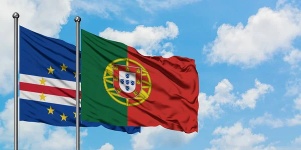 Cape Verde och Portugal flagga vinka i vinden mot vit grumlig blå himmel tillsammans. Diplomatisk koncept, internationella relationer. — Stockfoto