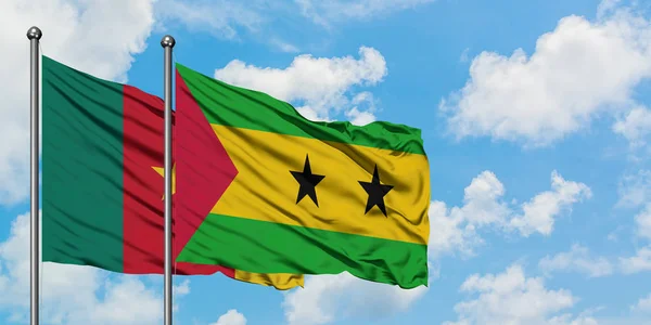 Kamerun und São Tomé und Principe, Flagge im Wind vor weißem wolkenblauem Himmel. Diplomatie-Konzept, internationale Beziehungen. — Stockfoto