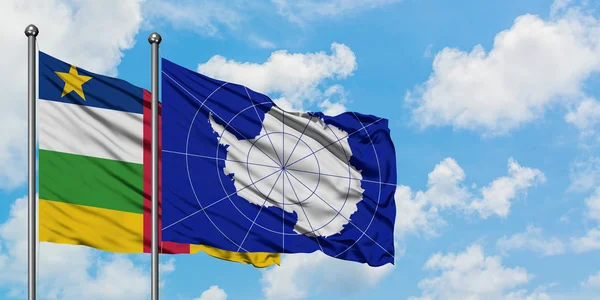 Bandera de la República Centroafricana y la Antártida ondeando en el viento contra el cielo azul nublado blanco juntos. Concepto diplomático, relaciones internacionales . — Foto de Stock