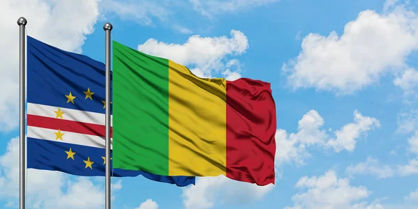 Bandera de Cabo Verde y Malí ondeando en el viento contra el cielo azul nublado blanco juntos. Concepto diplomático, relaciones internacionales . — Foto de Stock