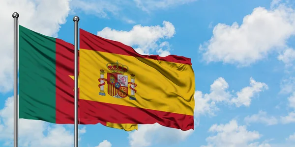 Bandera de Camerún y España ondeando en el viento contra el cielo azul nublado blanco juntos. Concepto diplomático, relaciones internacionales . — Foto de Stock