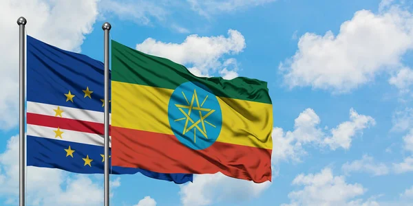 Bandera de Cabo Verde y Etiopía ondeando en el viento contra el cielo azul nublado blanco juntos. Concepto diplomático, relaciones internacionales . — Foto de Stock