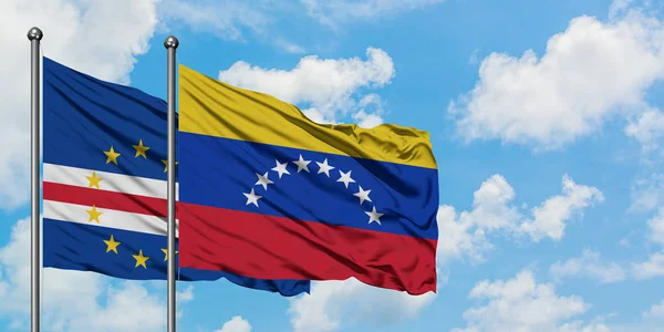 Zöld-foki Köztársaság és Venezuela zászló integetett a szél ellen, fehér felhős kék ég együtt. Diplomáciai koncepció, nemzetközi kapcsolatok. — Stock Fotó
