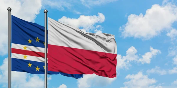 Bandera de Cabo Verde y Polonia ondeando en el viento contra el cielo azul nublado blanco juntos. Concepto diplomático, relaciones internacionales . — Foto de Stock