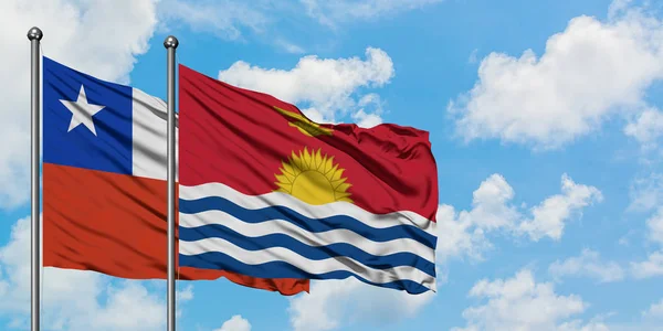 Bandera de Chile y Kiribati ondeando en el viento contra el cielo azul nublado blanco juntos. Concepto diplomático, relaciones internacionales . — Foto de Stock