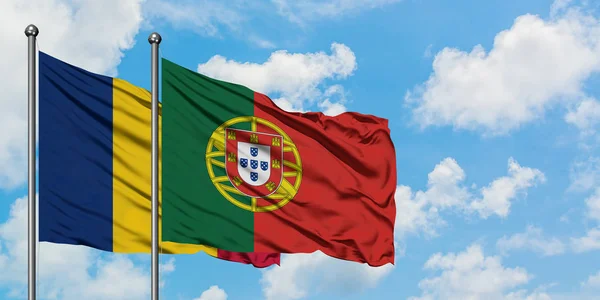 Chade e bandeira de Portugal agitando no vento contra o céu azul nublado branco juntos. Conceito de diplomacia, relações internacionais . — Fotografia de Stock