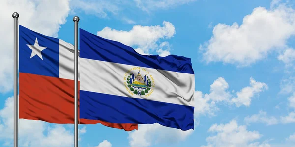 Bandera de Chile y El Salvador ondeando en el viento contra el cielo azul nublado blanco juntos. Concepto diplomático, relaciones internacionales . —  Fotos de Stock