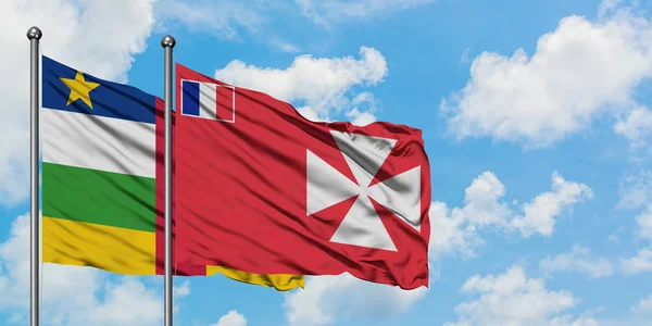 República Centroafricana y Wallis Y bandera de Futuna ondeando en el viento contra el cielo azul nublado blanco juntos. Concepto diplomático, relaciones internacionales . — Foto de Stock